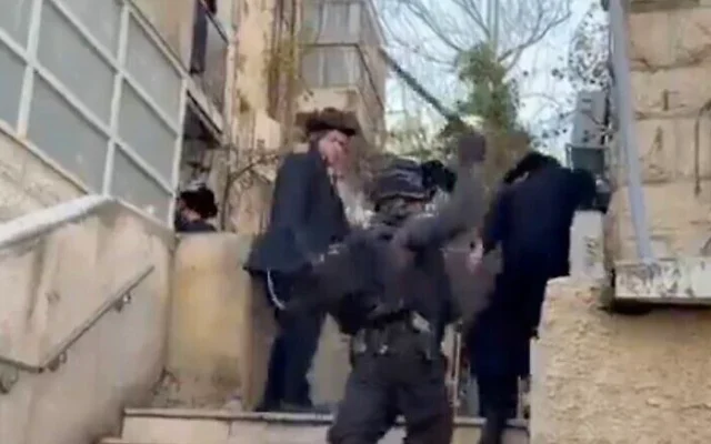 Capture d'écran d'une vidéo montrant un policier anti-émeute frappant des hommes ultra-orthodoxes avec une matraque lors d'émeutes à Jérusalem, le 18 décembre 2025. (Capture d'écran: X)