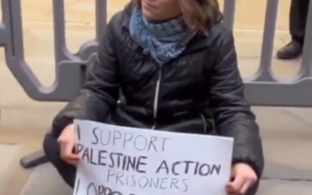 Greta Thunberg assise au sol tient une pancarte exprimant son soutien à Palestine Action lors d’une manifestation anti-Israël devant les bureaux d’Aspen Insurance, à Londres, le 23 décembre 2025. (Crédit : Capture d’écran/X) Greta Thunberg assise au sol tient une pancarte exprimant son soutien à Palestine Action lors d’une manifestation anti-Israël devant les bureaux d’Aspen Insurance, à Londres, le 23 décembre 2025. (Crédit : Capture d’écran/X)