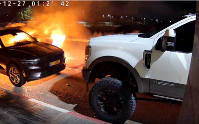 Des images de caméras de sécurité montrent deux individus masqués en train de mettre le feu à des véhicules à Givot Bar, une ville juive du Neguev, dans la nuit du 27 décembre 2025. (Crédit : Capture d'écran/X)