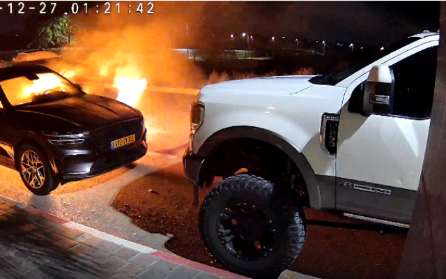 Des images de caméras de sécurité montrent deux individus masqués en train de mettre le feu à des véhicules à Givot Bar, une ville juive du Neguev, dans la nuit du 27 décembre 2025. (Crédit : Capture d'écran/X)