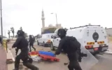 La police perquisitionne dans la ville bédouine de Tarabin al-Sana, dans le sud d'Israël, le 29 décembre 2025. (Police israélienne)