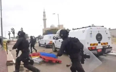La police perquisitionne dans la ville bédouine de Tarabin al-Sana, dans le sud d'Israël, le 29 décembre 2025. (Police israélienne)