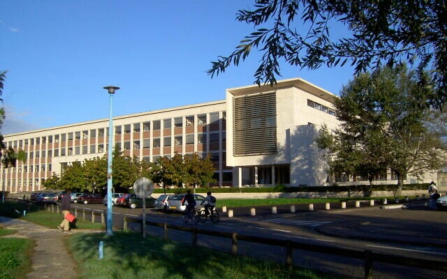 Le bâtiment A33 de l’université Bordeaux-I. (Crédit : Cépey/Domaine public)