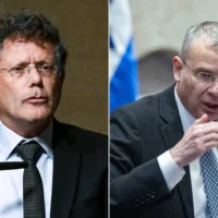 Montage photos (de gauche à droite) : Le président de la Cour suprême Isaac Amit assistant à une conférence de l’Association israélienne de droit public (IAPL), à Haïfa, le 4 décembre 2025 ; le ministre de la Justice Yariv Levin, à la Knesset, à Jérusalem, le 29 octobre 2025. (Crédits : Flash90 ; Chaïm Goldberg/Flash90)