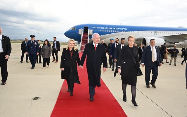Le Premier ministre Benjamin Netanyahu (à droite) et son épouse Sara Netanyahu descendent du Wing of Zion à leur arrivée à Washington DC le 6 avril 2025 (Crédit : Avi Ohayon/GPO) Le Premier ministre Benjamin Netanyahu (à droite) et son épouse Sara Netanyahu descendent du Wing of Zion à leur arrivée à Washington DC le 6 avril 2025 (Crédit : Avi Ohayon/GPO)