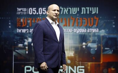 L'ancien Premier ministre Naftali Bennett lors d'une conférence sur les technologies à Ness Ziona, le 5 mai 2025 (Crédit : Rafi Delouya/Autorisation de la conférence)