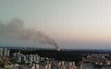 Un feu allumé pour brûler des déchets en Cisjordanie, une photo prise depuis la ville d'Harish, au nord d'Israël, au mois d'octobre 2025. (Crédit : Dolev Hilell)