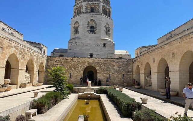 La cour du musée archéologique Rockefeller à Jérusalem, photographiée le 5 septembre 2025. (Crédit : Rossella Tercatin/Times of Israel)