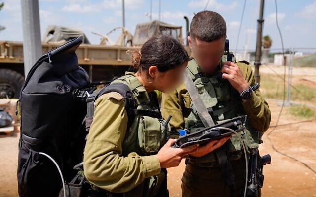 Des officiers de l'Unité de cyber-défense C4I, sur une photo non datée publiée le 2 décembre 2025. (Crédit : Armée israélienne) Des officiers de l'Unité de cyber-défense C4I, sur une photo non datée publiée le 2 décembre 2025. (Crédit : Armée israélienne)