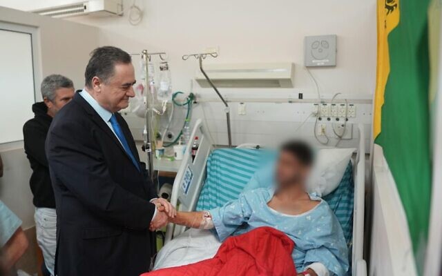Le ministre de la Défense Israel Katz rend visite aux soldats blessés dans la bande de Gaza, à l'hôpital Soroka de Beer Sheva, le 4 décembre 2025. (Crédit : Elad Malka/ministère de la Défense)