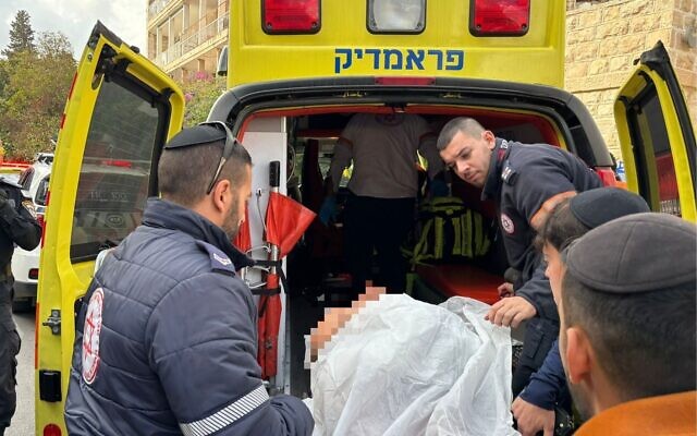 Les ambulanciers transportant vers l'hôpital Shaare Zedek un homme blessé au cours d'une agression, à Jérusalem, le 9 décembre 2025. (Crédit : Magen David Adom) Les ambulanciers transportant vers l'hôpital Shaare Zedek un homme blessé au cours d'une agression, à Jérusalem, le 9 décembre 2025. (Crédit : Magen David Adom)