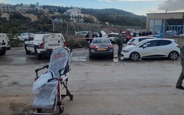 La police et les ambulanciers arrivant sur les lieux d'une fusillade, à Bayada, une ville arabe près d'Umm al-Fahm, le 9 décembre 2025. (Crédit : Magen David Adom) La police et les ambulanciers arrivant sur les lieux d'une fusillade, à Bayada, une ville arabe près d'Umm al-Fahm, le 9 décembre 2025. (Crédit : Magen David Adom)