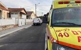 Les secours arrivent dans une maison à Ashkelon, où le corps sans vie d'une femme a été découvert le 9 décembre 2025. (Crédit : Magen David Adom)