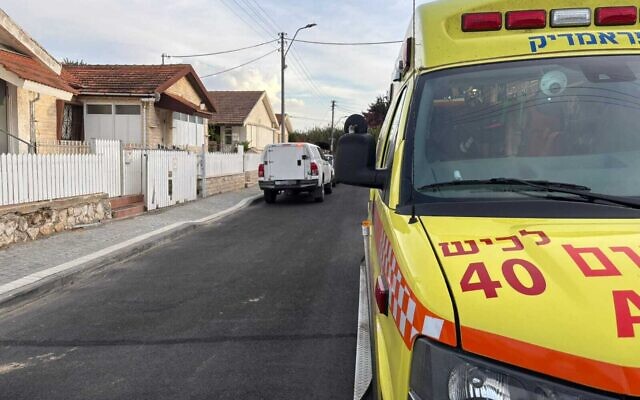 Les secours arrivent dans une maison à Ashkelon, où le corps sans vie d'une femme a été découvert le 9 décembre 2025. (Crédit : Magen David Adom) Les secours arrivent dans une maison à Ashkelon, où le corps sans vie d'une femme a été découvert le 9 décembre 2025. (Crédit : Magen David Adom)