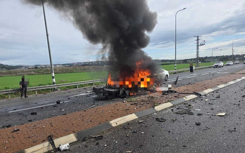 Une voiture en feu après une explosion sur la Route 73, à proximité de Nahalal, dans le nord d'Israël, le 10 décembre 2025. (Crédit : Magen David Adom)
