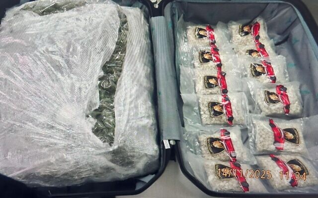Une valise contenant des pilules de Captagon et de la marijuana découverte par les douaniers au poste-frontière de Rabin, à Eilat, le 14 novembre 2025. (Crédit : Police israélienne) Une valise contenant des pilules de Captagon et de la marijuana découverte par les douaniers au poste-frontière de Rabin, à Eilat, le 14 novembre 2025. (Crédit : Police israélienne)