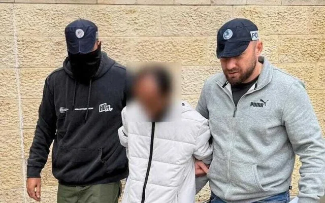 La police arrête un habitant de Mevaseret Zion âgé de 43 ans, soupçonné d'avoir tué une mère et son fils quelques jours auparavant, avant de le présenter devant le tribunal de première instance de Nof Hagalil-Nazareth le 12 décembre 2025. (Crédit : Police israélienne)