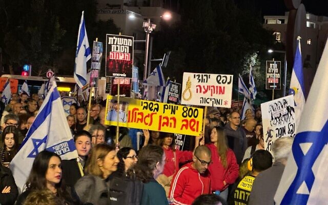 Manifestants anti-gouvernement rassemblés sur la place Habima, à Tel Aviv, le 13 décembre 2025. (Crédit : Mouvement de protestation pour la démocratie/Vardit Alon-Korpel)
