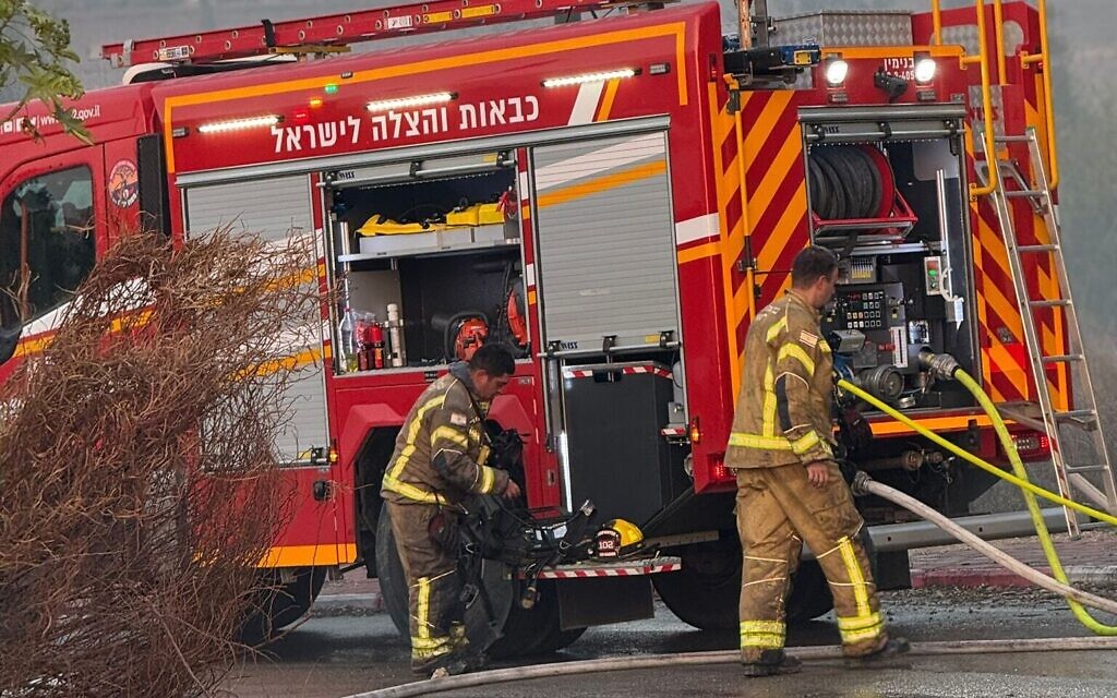 Des pompiers israéliens lors d'un incendie, dans l'implantation de Mevo Horon, en Cisjordanie, en novembre 2025. (Crédit : Services d'incendie et de secours) Des pompiers israéliens lors d'un incendie, dans l'implantation de Mevo Horon, en Cisjordanie, en novembre 2025. (Crédit : Services d'incendie et de secours)