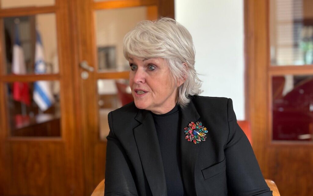 L'ambassadrice française des droits de l'homme, Isabelle Lonvis-Rome, s'exprime dans le Times of Israel à Jaffa, le 18 décembre 2025. (Crédit : Lazar Berman/Times of Israel)