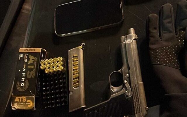 Une arme de poing et des munitions trouvées en possession de trois hommes qui circulaient en voiture à Haïfa, après qu'ils ont été arrêtés et placés en détention par la police le 20 décembre 2025. (Crédit : Police israélienne)