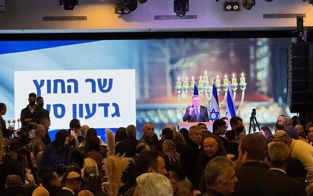 Le ministre des Affaires étrangères Gideon Saar s'exprime lors d'un événement organisé à l'occasion de Hanoukka à Rishon Lezion, le 21 décembre 2025. (Crédit : Raanan Cohen via le ministère des Affaires étrangères) Le ministre des Affaires étrangères Gideon Saar s'exprime lors d'un événement organisé à l'occasion de Hanoukka à Rishon Lezion, le 21 décembre 2025. (Crédit : Raanan Cohen via le ministère des Affaires étrangères)