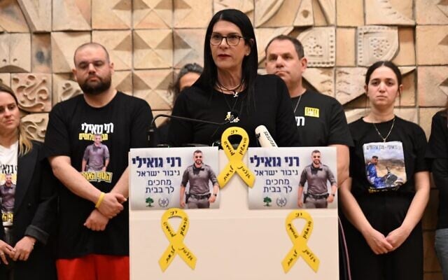 Talik Gvili, mère du dernier otage mort encore à Gaza, Ran Gvili, s'exprimant le 24 décembre 2025. (Crédit : Paulina Patimer/ Forum des otages)