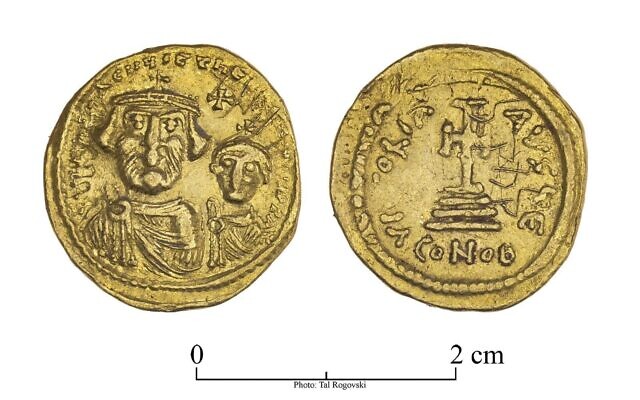 Une pièce d'or représentant l'empereur byzantin Héraclius, datant du VIIᵉ siècle, a été découverte sur le site archéologique d'Hyrcania, en Cisjordanie, annoncée le 24 décembre 2025. (Crédit : Bureau du porte-parole du COGAT)