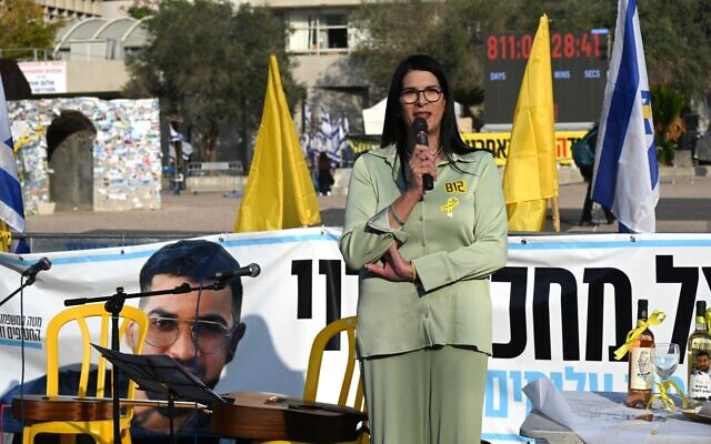 Talik Gvili, mère de l’otage décédé Ran Gvili, sur la place des Otages, à Tel Aviv, le 26 décembre 2025. (Crédit : Uriel Even Sapir/Forum des Otages)