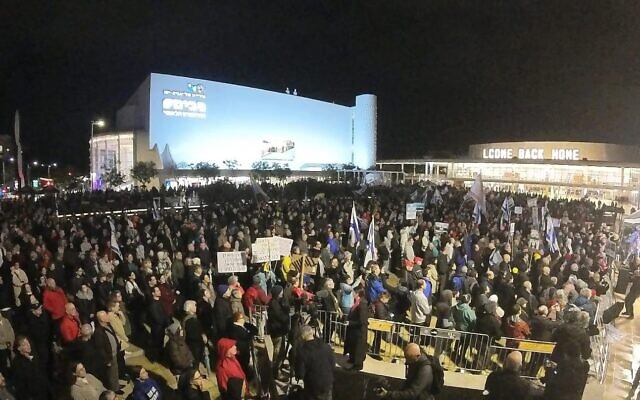 Des centaines de personnes bravent la pluie pour participer à une manifestation anti-gouvernement sur la place Habima à Tel Aviv, le 27 décembre 2025. (Crédit : Ofri Eitan/Mouvement de protestation pour la démocratie)