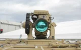 Le premier système opérationnel de défense aérienne à laser haute puissance Iron Beam de Tsahal, exposé lors d’une cérémonie de passation de pouvoir dans les locaux de Rafael, le 28 décembre 2025. (Cabinet du ministre de la Défense)