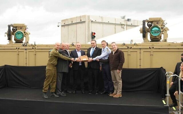 De hauts responsables de la défense et de l’industrie israéliennes assistent à la cérémonie de remise du système de défense aérienne au laser Iron Beam dans les locaux de Rafael Advanced Defense Systems, le 28 décembre 2025. (Cabinet du ministre de la Défense)