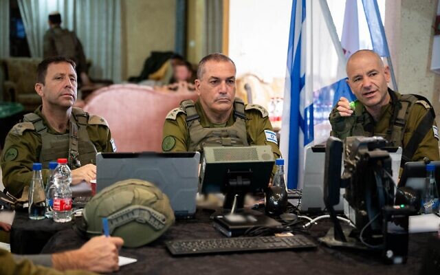 Le chef d'état-major de l'armée israélienne, le lieutenant-général Eyal Zamir (au centre), rencontre le chef du commandement central, le major-général Avi Bluth (à gauche), et le commandant de la division de Judée-Samarie, le brigadier-général Kobi Heller, dans le nord de la Cisjordanie, le 1er décembre 2025. (Crédit : Tsahal)