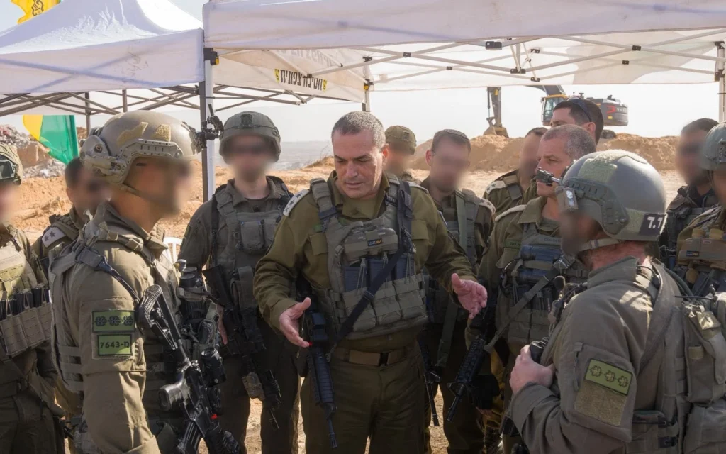 Le chef d'état-major de l'armée israélienne, le lieutenant-général Eyal Zamir (non flouté), s'adresse aux soldats dans la bande de Gaza, le 7 décembre 2025. (Crédit : Tsahal)