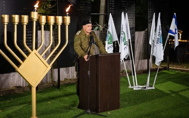 Le chef d'état-major de l'armée israélienne, le lieutenant-général Eyal Zamir, s'exprimant lors d'une cérémonie d'allumage des bougies Hanoukka, dans le nord d'Israël, le 14 décembre 2025. (Crédit : Armée israélienne)