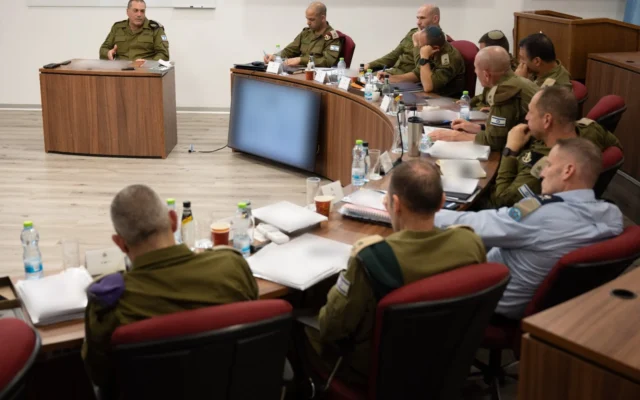 Le chef d'état-major de l'armée israélienne, le lieutenant-général Eyal Zamir (à gauche), rencontre le Forum de l'état-major de l'armée israélienne, le 22 décembre 2025. (Crédit : Tsahal)