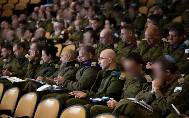 Des hauts responsables de l'armée israélienne assistent à une conférence consacrée aux enquêtes sur les défaillances qui ont entouré l'attaque du Hamas du 7 octobre 2023 et la guerre qui s'en est suivie, le 29 décembre 2025. (Crédit : Armée israélienne)