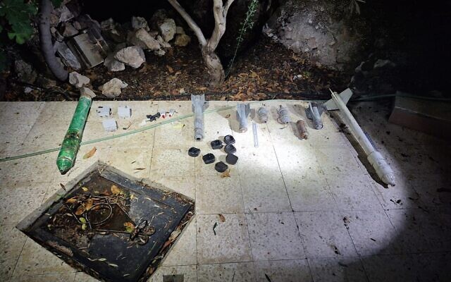 Des roquettes et des pièces détachées découvertes par les soldats israéliens dans la ville de Tulkarem, en Cisjordanie, le 17 novembre 2025. (Crédit : Tsahal) Des roquettes et des pièces détachées découvertes par les soldats israéliens dans la ville de Tulkarem, en Cisjordanie, le 17 novembre 2025. (Crédit : Tsahal)