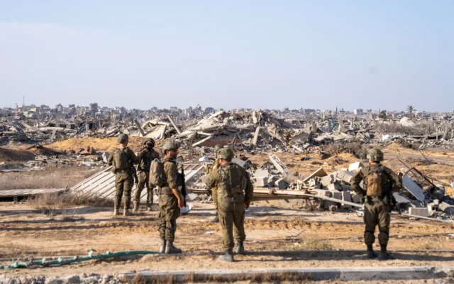 Illustration : Des soldats de l’armée israélienne, à Rafah, dans le sud de Gaza, le 23 novembre 2025. (Crédit : Emanuel Fabian/Times of Israel)
