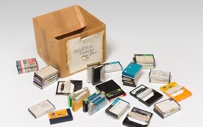 Les cassettes audio de la collection Lanzmann du Musée juif de Berlin constituent la base d'une nouvelle exposition au New York Historical. (Crédit : Roman März, Musée juif de Berlin via JTA)