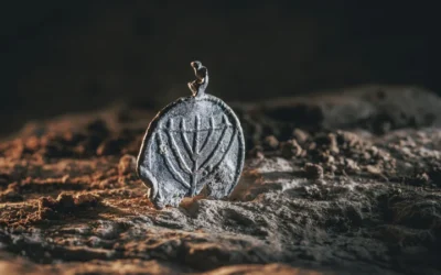 Un pendentif décoré d'une menorah vieux de 1 300 ans découvert au parc archéologique Davidson à Jérusalem, une trouvaille qui a été annoncée le 15 décembre 2025. (Crédit : Eliyahu Yanai/Ville de David)