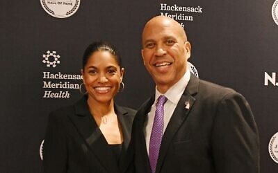 Le sénateur Cory Booker et Alexis Lewis assistant à la cérémonie d'intronisation au New Jersey Hall of Fame 2025, à l'American Dream, à East Rutherford, dans le New Jersey, le 21 novembre 2025. (Crédit : Bobby Bank/Getty Images via JTA)