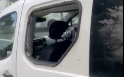 La voiture appartenant à la famille de Hanan Abu Shehadeh vue avec une vitre brisée, le 19 décembre 2025. (Crédit : Capture d'écran via Walla)