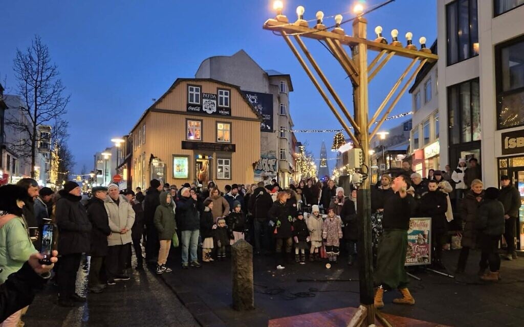 Célébration de Hanoukka dans le centre-ville de Reykjavik, en Islande, le 14 décembre 2025. (Crédit : Mushky Feldman via JTA) Célébration de Hanoukka dans le centre-ville de Reykjavik, en Islande, le 14 décembre 2025. (Crédit : Mushky Feldman via JTA)