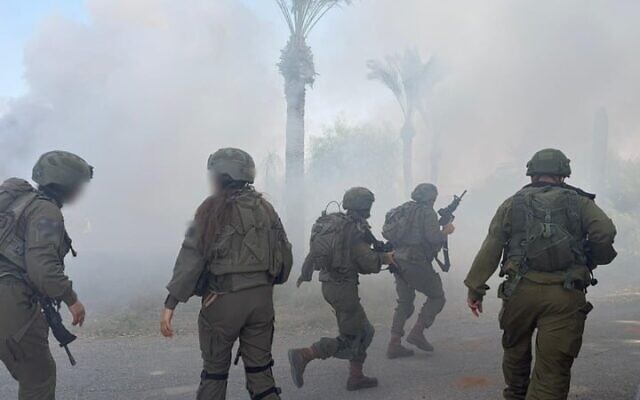 Illustration : des soldats de l'armée israélienne effectuent un exercice en Cisjordanie, le 10 novembre 2025. (Crédit : Armée israélienne)