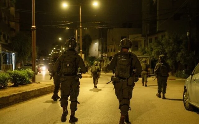 Des soldats de Tsahal interviennent dans la ville cisjordanienne de Qalqiliya, tôt dans la journée du 4 décembre 2025. (Armée israélienne)