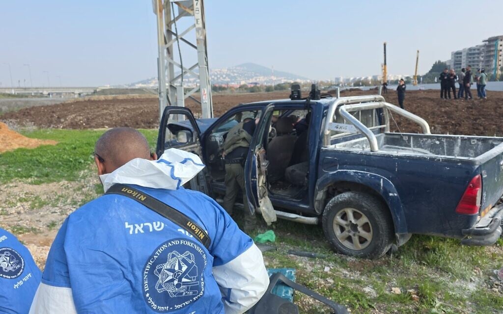 La camionnette utilisée lors d'une attaque terroriste meurtrière à la voiture bélier et à l'arme blanche perpétrée par un Palestinien de Cisjordanie dans le nord d'Israël, près d'Afula, le 26 décembre 2025. (Crédit : Police israélienne)