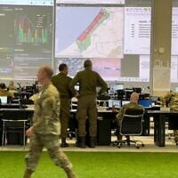 Des officiers et des civils américains, israéliens et d'une vingtaine d'autres pays travaillant au Centre de coordination civilo-militaire, à Kiryat Gat, en Israël, le 19 novembre 2025. (Crédit : Lazar Berman/Times of Israel)