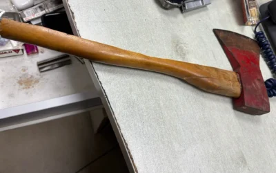 La hache trouvée en possession d’un homme arrêté qui aurait poursuivi des personnes dans un parc d’Ashdod, le 3 décembre 2025. (Crédit : Police israélienne)