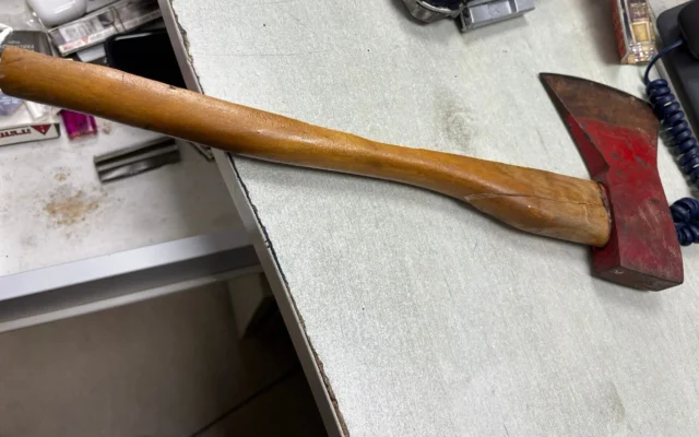 La hache trouvée en possession d’un homme arrêté qui aurait poursuivi des personnes dans un parc d’Ashdod, le 3 décembre 2025. (Crédit : Police israélienne)